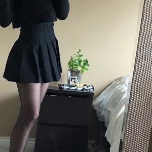 H&m black pleaded skirt